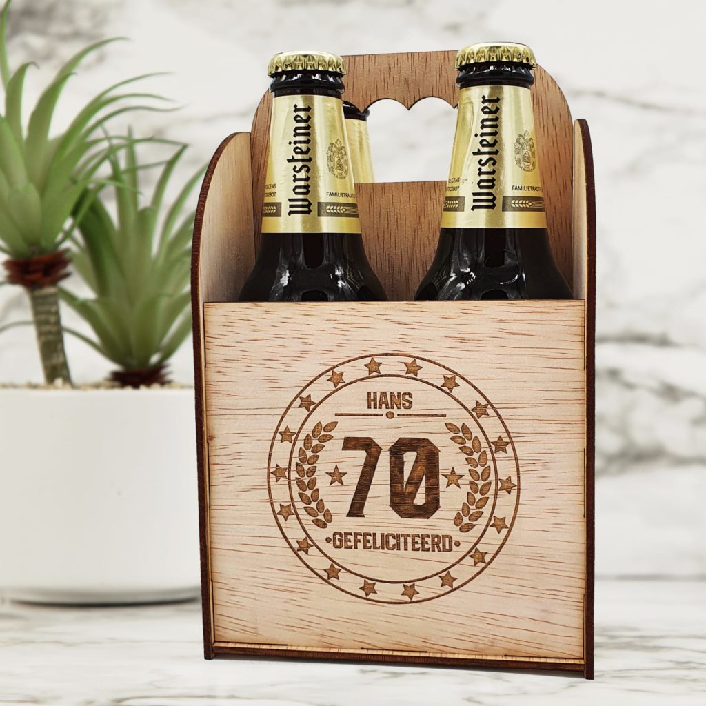 Uitnodiging 50e verjaardag man bier biertjes op hout