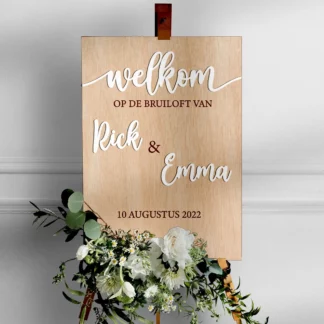 houten bord voor warm welkom op huwelijk; beplakt met namen bruidspaar.