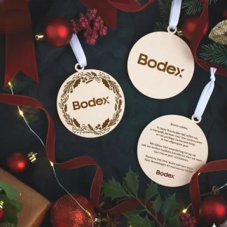 gegraveerde kerstbal hout logo