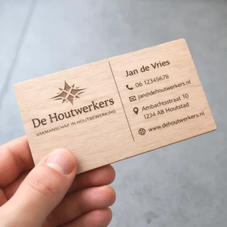 houten visitekaartje gegraveerd